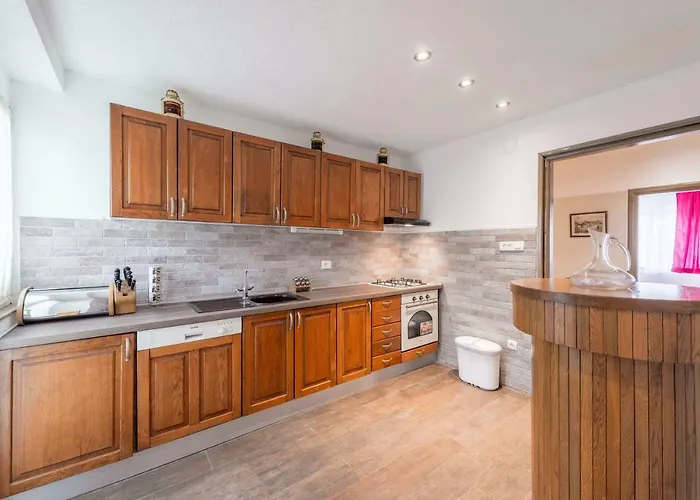 Antonija With Jacuzzi 아파트 *