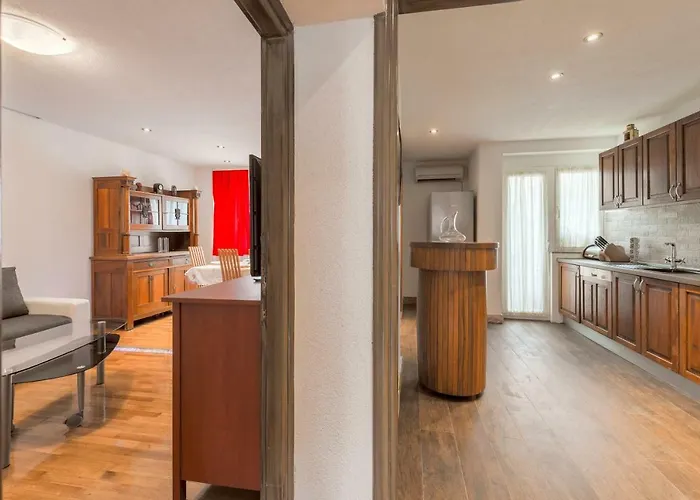 Antonija With Jacuzzi 아파트 *