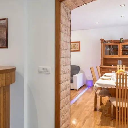 Antonija With Jacuzzi Apartment Split