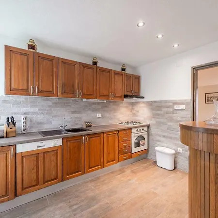 Antonija With Jacuzzi Appartamento *