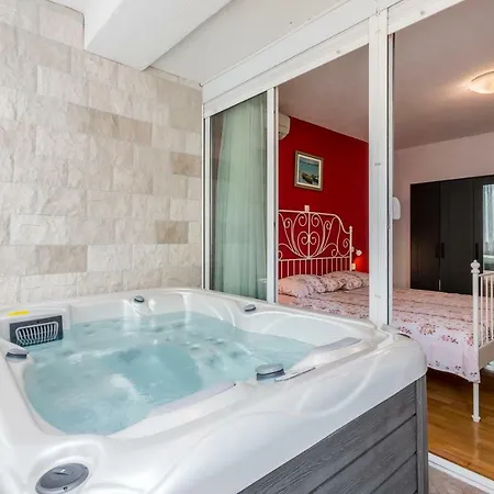 Antonija With Jacuzzi Apartment *