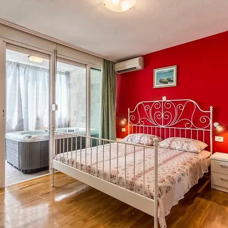 Apartmán Antonija With Jacuzzi Split